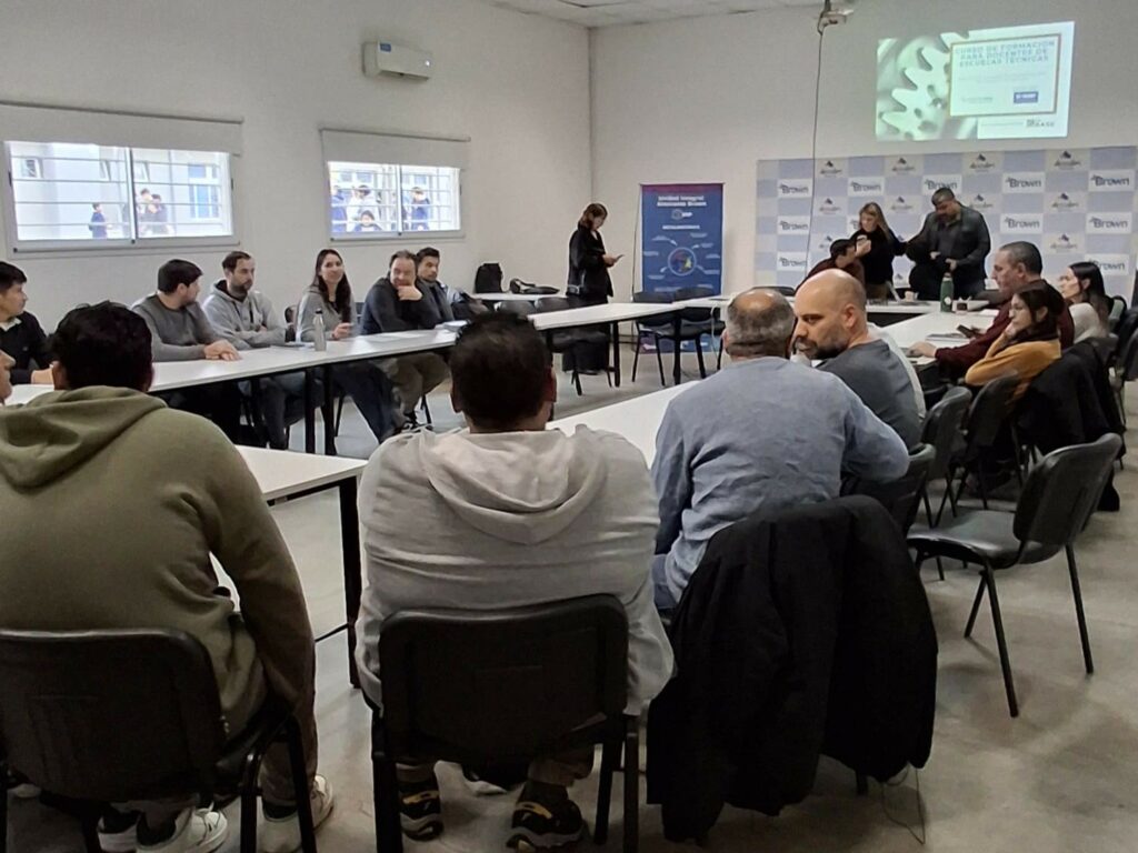 Capacitación a docentes de escuelas secundarias técnicas de Almirante Brown